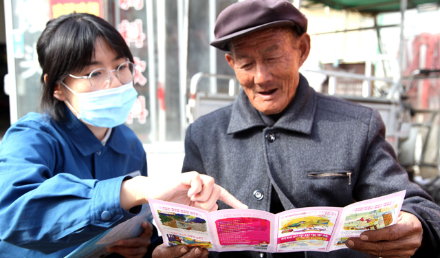 利用农村集市、家电超市等场所，集中开展宣传活动，现场发放《安全用电常识宣传画》及《电气防火常识》等宣传材料。