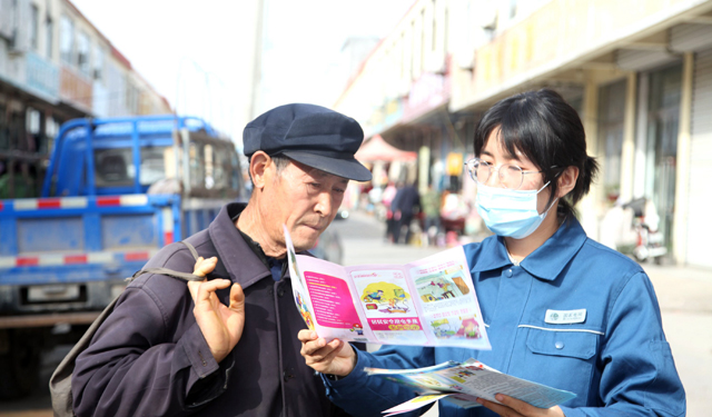 农村电气化网讯：11月9日，枣庄供电公司山亭供电中心宣传人员正在山亭农贸大集开展消防安全知识宣传，向农村客户讲解家用电气防火知识，普及家庭用电安全常识。