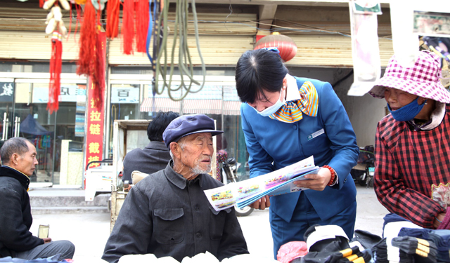 利用居民安全用电事故案例，向农民朋友详细讲解用电防火常识，增强了农村居民安全用电意识。