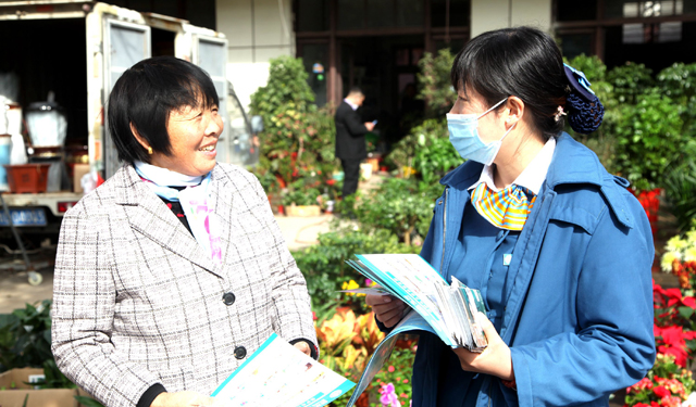 农村电气化网讯：11月9日，枣庄供电公司山亭供电中心宣传人员正在山亭农贸大集开展消防安全知识宣传，向农村客户讲解家用电气防火知识，普及家庭用电安全常识。