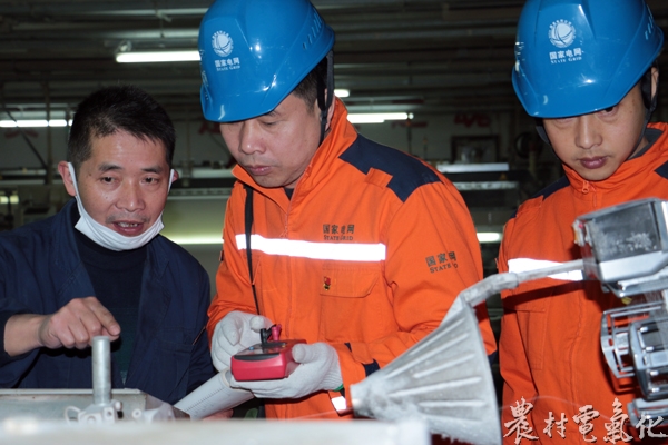 母先维为佐鲁银华公司检查用电设备.JPG