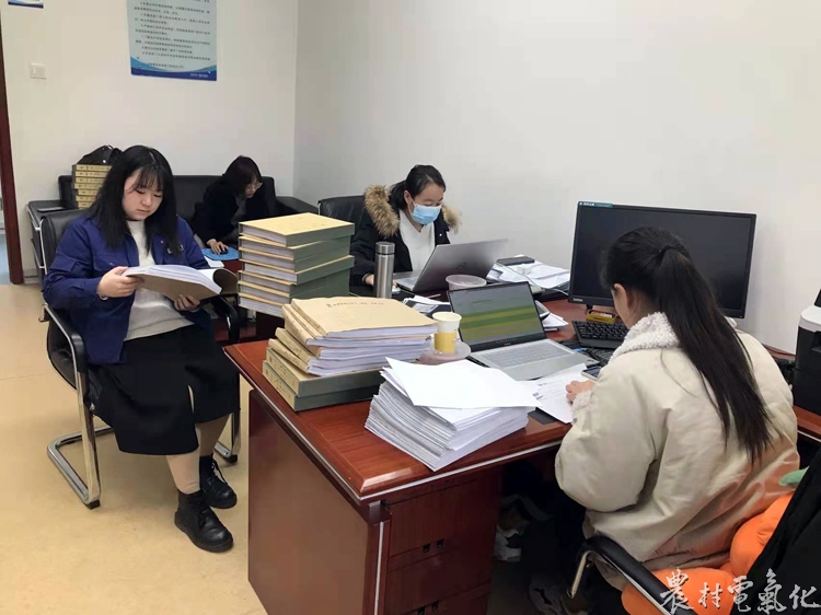 国网咸阳旬邑县供电公司奋战年终决算，迎接崭新挑战1.jpg