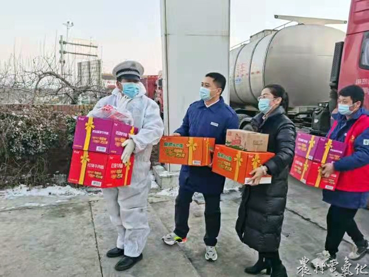 “疫”路有爱 情暖一线-国网咸阳旬邑县供电公司联合县团委慰问旬邑高速路口疫情防控点一线人员2.jpg