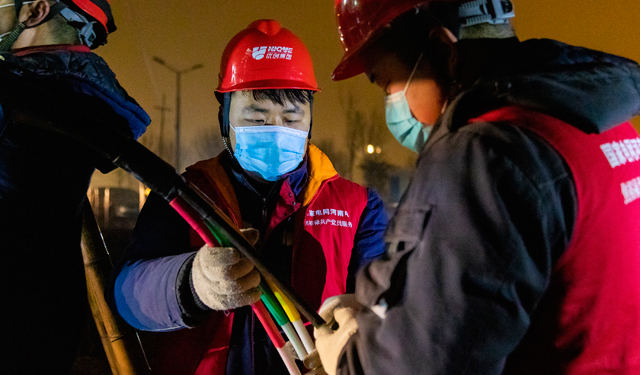 农村电气化网讯：（通讯员 文锟 王亚方） 2022年1月9日20时，寒风瑟瑟，哈气从口罩四周向外喷涌。在河南滑县新冠疫情封控区滑园广场西侧新建的移动方舱核酸实验室旁，15名电力工人正在全力施工，升级改造供电变压器，确保方舱医院安全可靠用电。