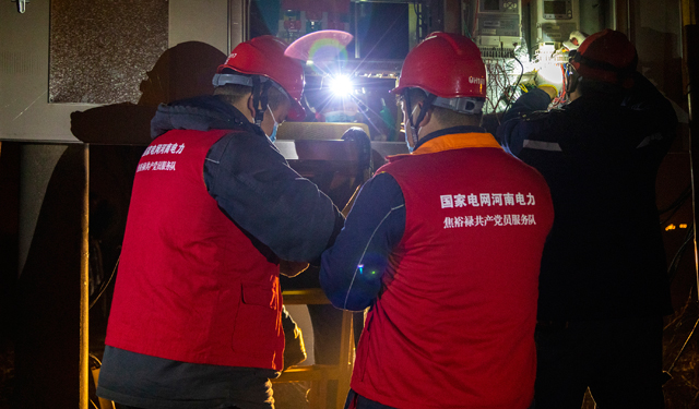 农村电气化网讯： 2022年1月9日20时，寒风瑟瑟，哈气从口罩四周向外喷涌。在河南滑县新冠疫情封控区滑园广场西侧新建的移动方舱核酸实验室旁，15名电力工人正在全力施工，升级改造供电变压器，确保方舱医院安全可靠用电。