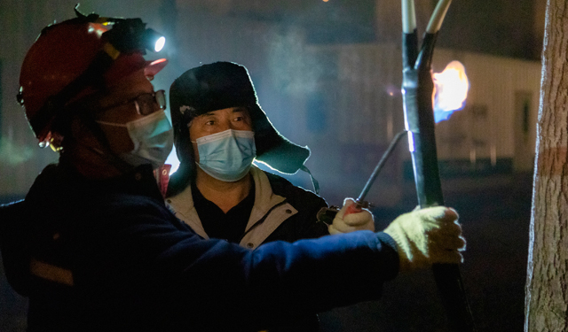 国网滑县供电公司迅速成立了方舱保电共产党员突击队，15名突击队员，6台作业车辆，根据方舱医院电力负荷需求情况，将为方舱医院供电的城关七街5号供电台区由原来的50千伏安升级增容至400千伏安。