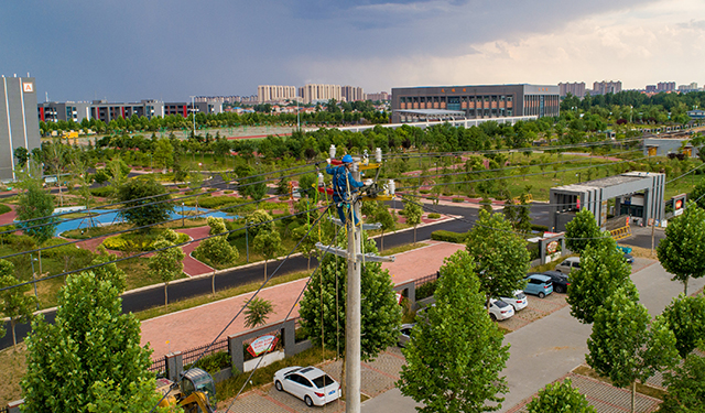 学府供电线路从110千伏薛庄变电站站出线，将原共用线路拆除后，新建架空10千伏线路1600米、地下电缆900米，新建电杆及铁塔16基，电力导线由原来的95绝缘线升级为240绝缘导线。