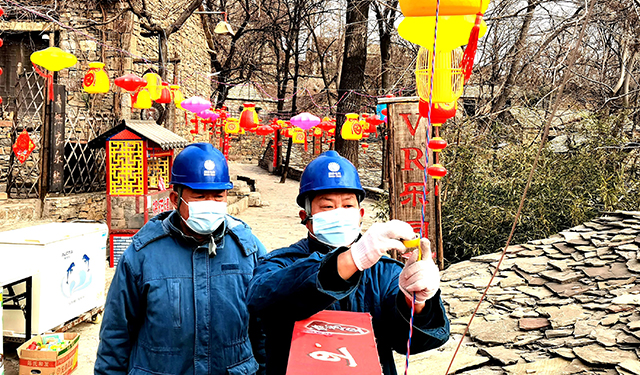 农村电气化信息网讯：（于绍迎）2月3日，国网枣庄供电公司山亭供电中心服务人员正在对旅游景区用电安全进行巡视检查。