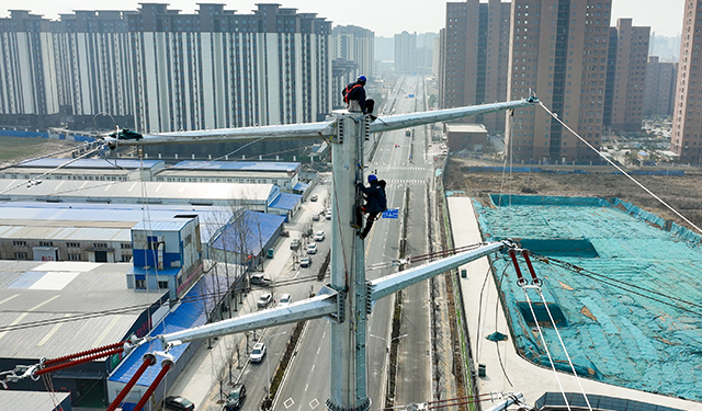 当地政府提出要对影响建设的部分线路设备进行迁移，施工涉及线路点多面广，对滑县电网运行带来考验，且时间要求严格。