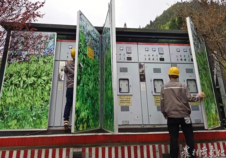 图为公司城区供电所工作人员对贵醇园景区及蘑菇酒店10kV线路开关箱、箱变进行检查。 (5).jpg