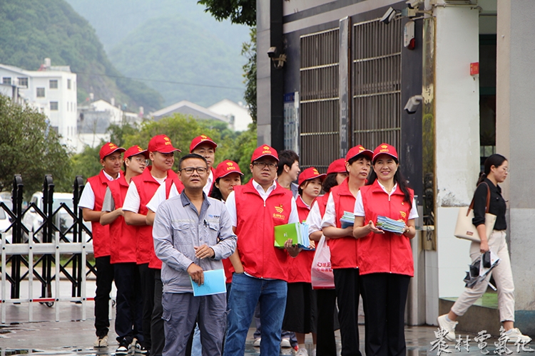 图为电力公司工作人员向学生发放宣传手册的场景。 (2).JPG