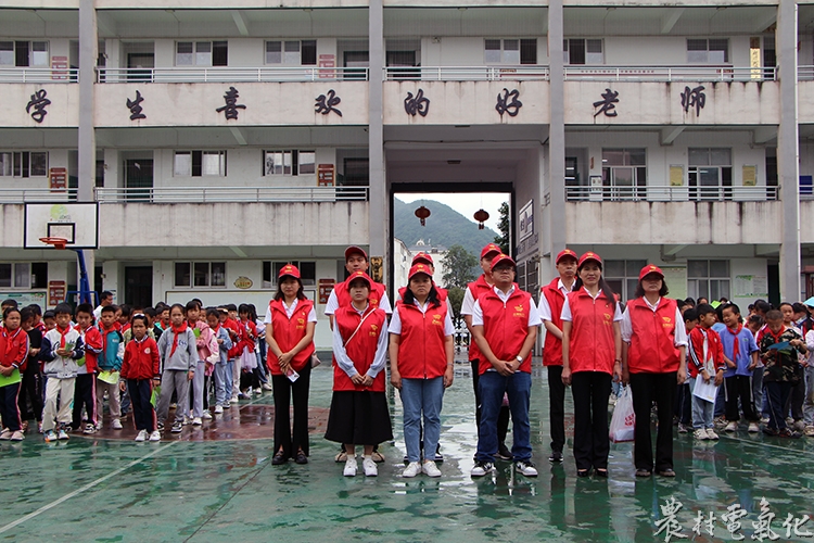 图为电力公司工作人员向学生发放宣传手册的场景。 (4).JPG