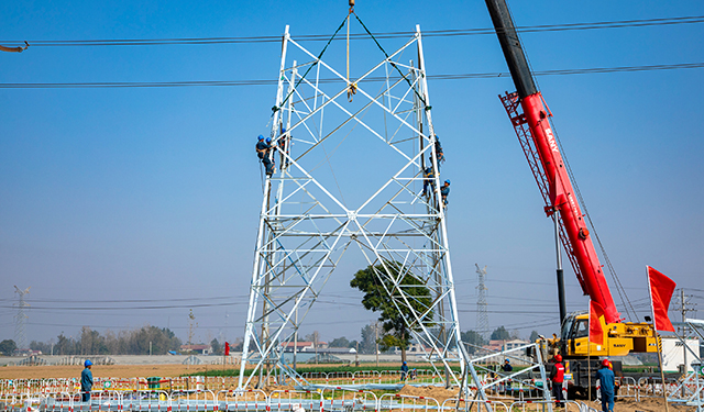 安罗高速公路在滑县区域内交叉穿越220千伏电力线路4处、110千伏3处，国网滑县供电公司主动作为，在去年开始先后对涉及的7处电力线路进行迁建，对日后车辆通行营造良好安全环境。为高速公路按时通车奠定了基础。