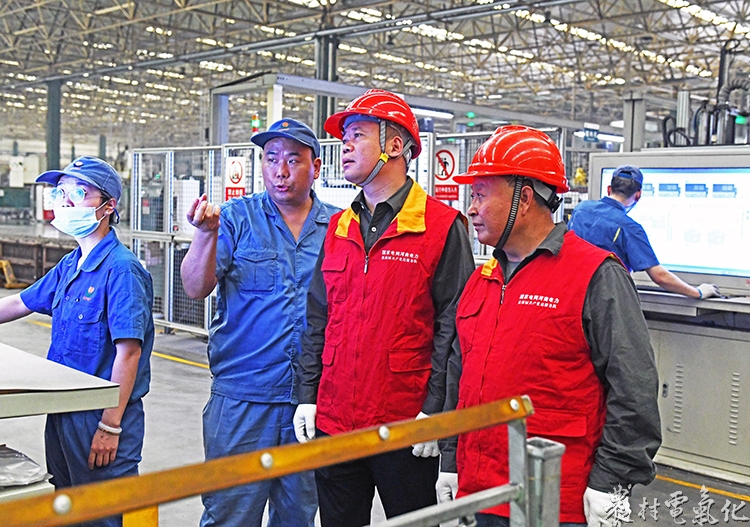 6月1日，电力工人到中原内配巡检服务。白水平 陈欢欢 摄 11378288199.JPG