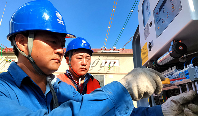 农村电气化信息网讯：（通讯员 于绍迎）10月31日，山东省枣庄供电公司山亭供电中心变电运维人员正在按秋检里程碑施工计划，全力加快推进乡镇属地变电站秋检项目施工进度，提高电网安全供电能力，满足冬季取暖用电需求，确保农村居民温暖过冬。