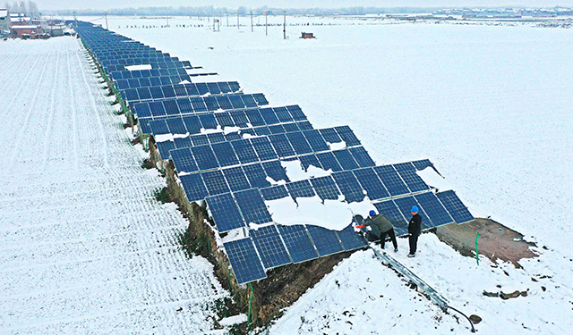 12月11日，电力工人正在焦作市孟州市赵和镇坡掌村光伏发电项目处巡查检修。（白水平 陈欢欢 摄影报道）