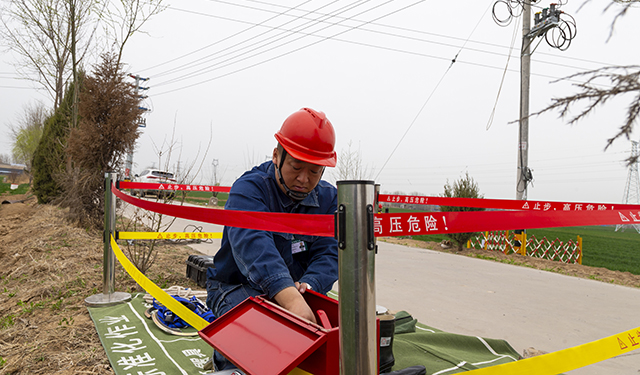 据了解，10千伏邵屯线路是新建110千伏陈玉庄变电站的配出新路，该线路新建杆塔142基、新架设线路9600米，能为附近11个村庄的5000余亩耕地春灌提供坚强电力能源保障。（王亚方 程永辉）图为，2024年3月20日8时，在河南安阳滑县半坡店镇陈玉庄村新建10千伏邵屯线路60号杆施工现场，电力工人正在紧张作业（王亚方 摄）