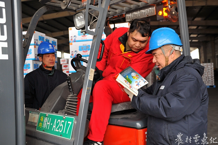 助力开门红 为企业注入电动力  2月28日，河南焦作孟州市供电公司员工走进孟州市金紫阳食品有限责任公司，了解企业订单需求，助力企业一季度销量开门红。（陈欢欢）.jpg