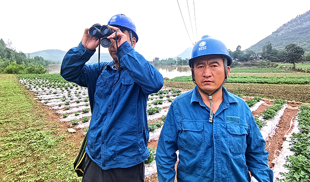 7月9日，国网枣庄供电公司山亭供电中心第一时间组织班所人员对水库塘坝及山洪易冲刷地段线路杆塔及拉线基础进行雨后特巡检查，及时发现并消除供电设备安全隐患，保障电网安全稳定运行，确保当地排洪排涝可靠用电。