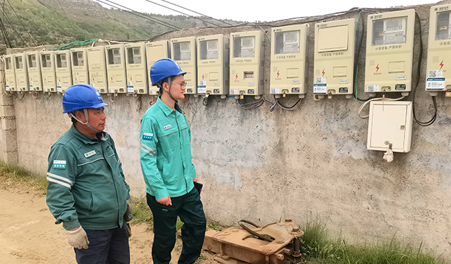 农村电气化信息网讯：（通讯员 于绍迎）5月8日，山东枣庄供电公司山亭供电中心服务人员深入到当地樱桃种植基地开展供电服务，走访樱桃种植果农，询问了解灌溉用电需求，现场为客户安装表箱及开关抽水灌溉供电设备，同步排查并消除基地供电线路及配电台区安全隐患，确保果农安全可靠用电。