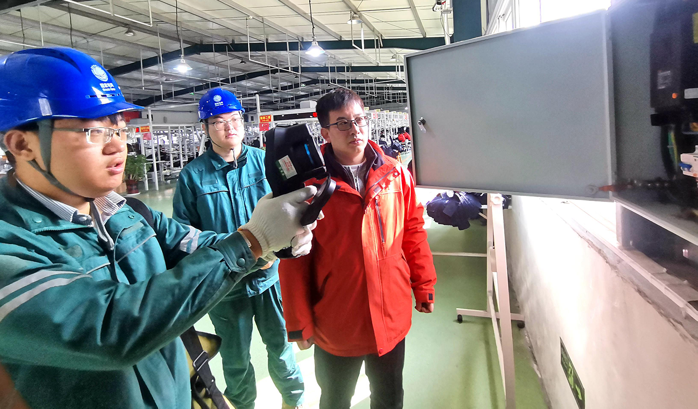 农村电气化信息网讯：（通讯员 于绍迎）3月6日，山东省枣庄供电公司山亭供电中心组织团员青年志愿者开展服务进企业活动，询问了解企业生产用电需求，帮助客户巡视和“体检”用电设备，确保生产用电安全可靠，助力企业实现首季“开门红”。