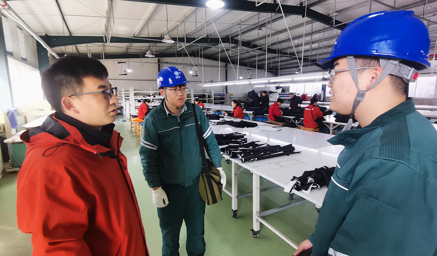 农村电气化信息网讯：（通讯员 于绍迎）3月6日，山东省枣庄供电公司山亭供电中心组织团员青年志愿者开展服务进企业活动，询问了解企业生产用电需求，帮助客户巡视和“体检”用电设备，确保生产用电安全可靠，助力企业实现首季“开门红”。