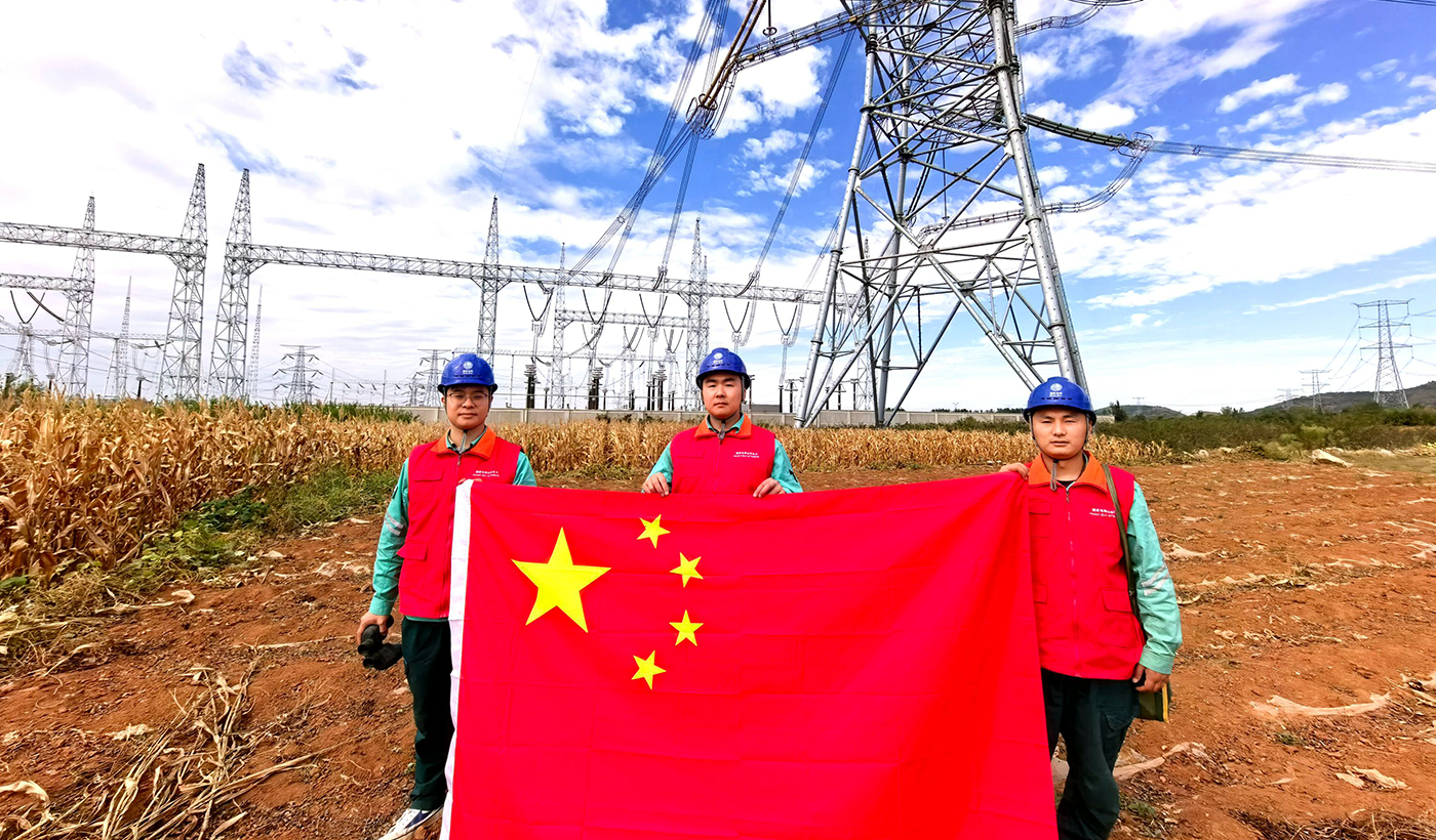 枣庄山亭供电：我和国旗合个影 共祝祖国繁荣昌盛